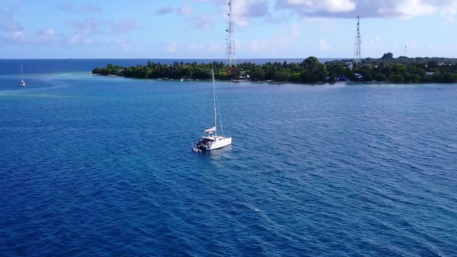 蓝环礁与白沙背景的蓝环礁在空中对宁湾海滩野生生物视频的预览图