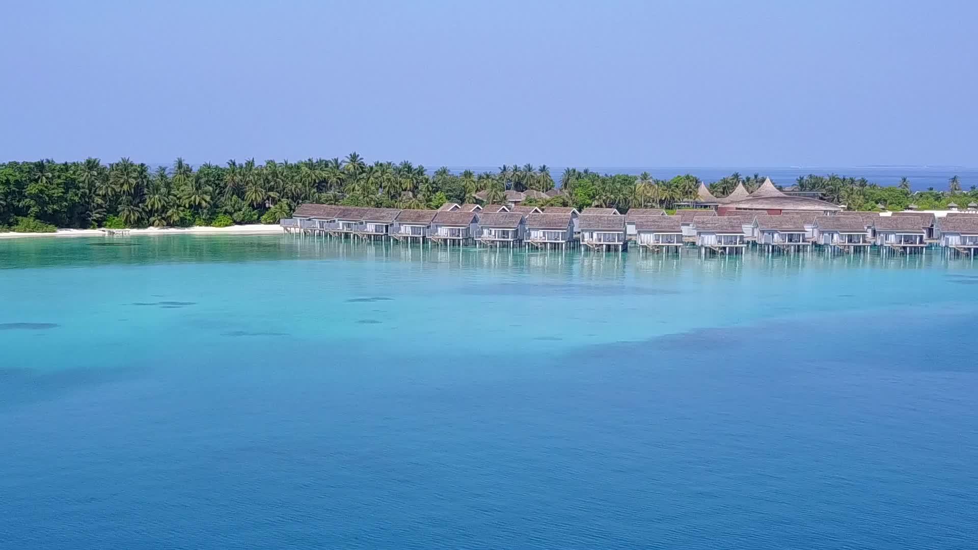 海蓝海和白沙海滩探险背景具有异国情调视频的预览图