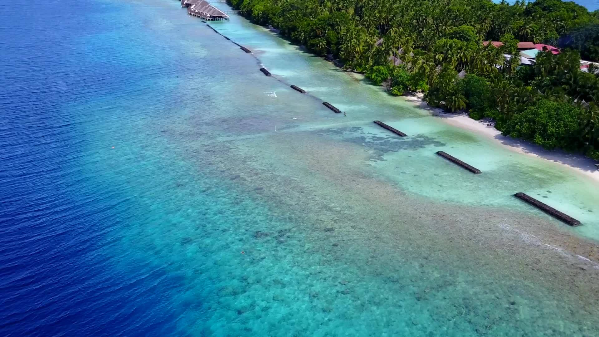 泻湖海滩度假的异国情调无人机全景由绿松石海洋和白色组成视频的预览图