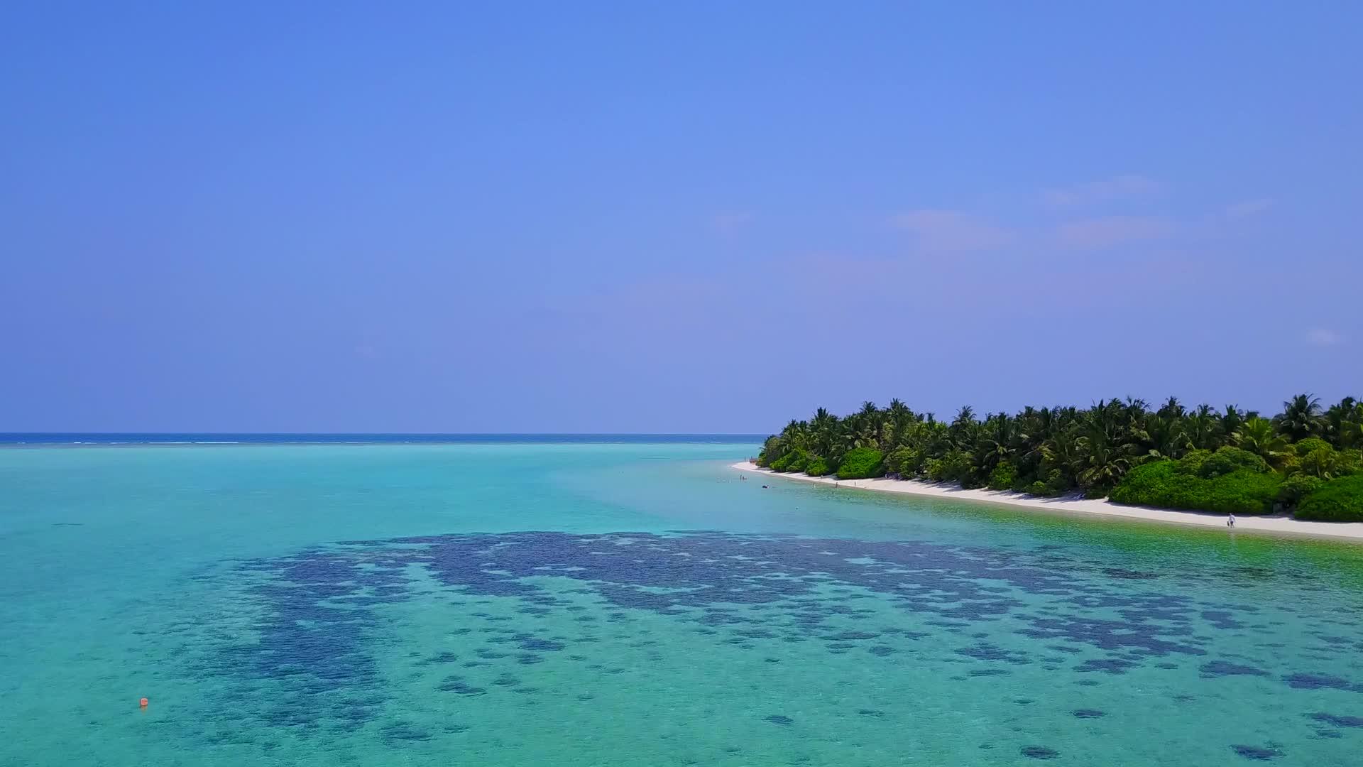蓝色海平面以浅沙为背景放松海岸海滩时间视频的预览图