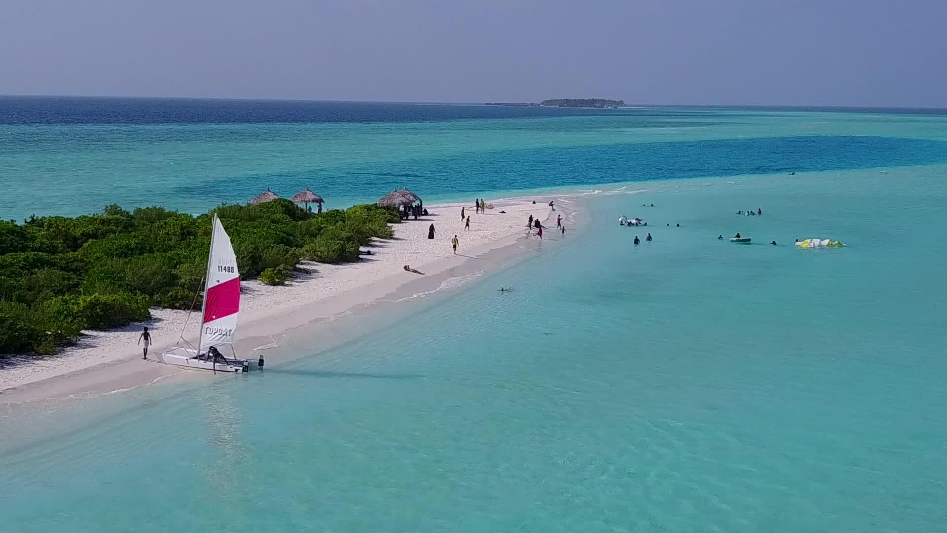 白沙背景的绿色海洋在天堂岛海滩上冒险视频的预览图