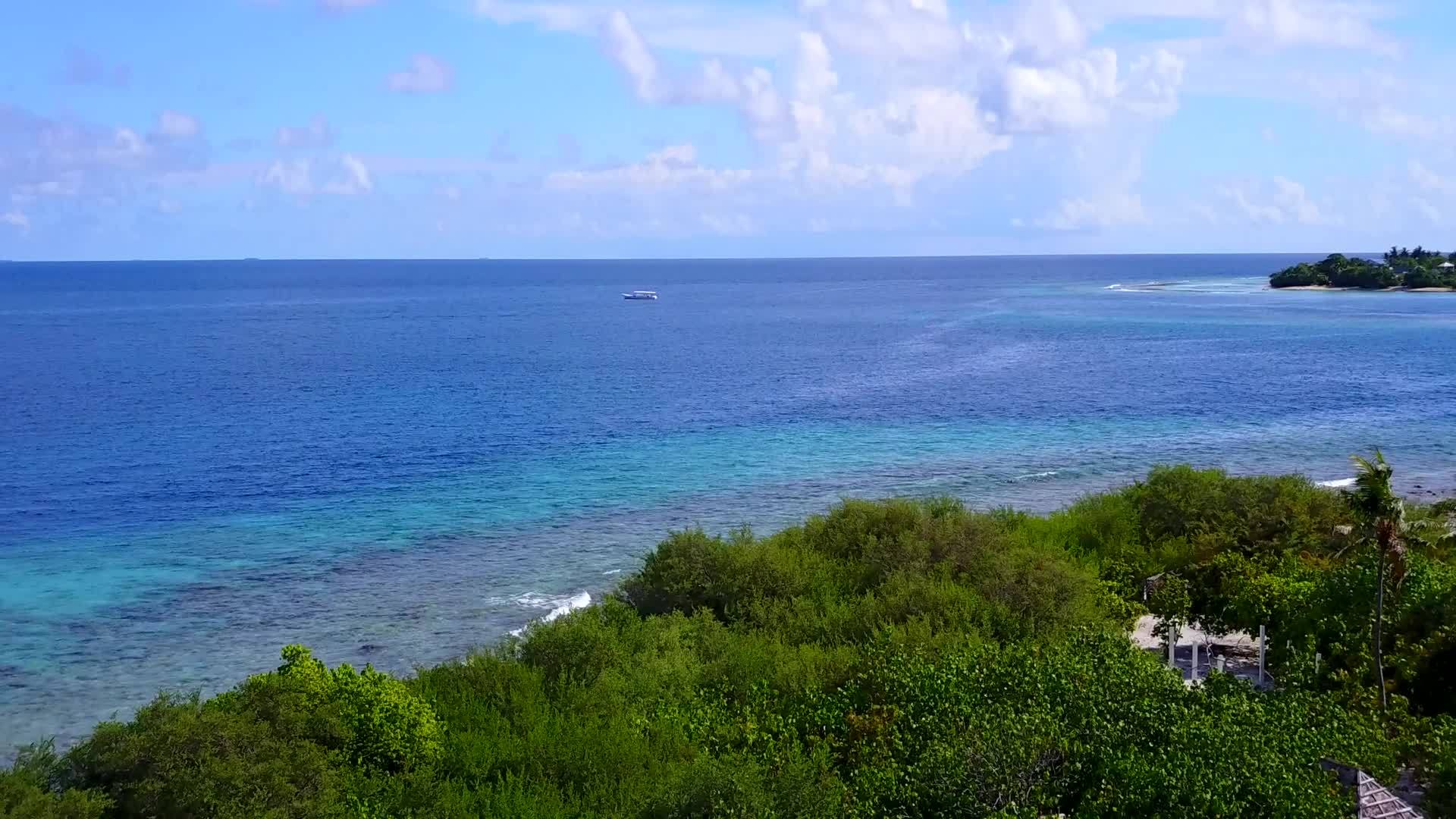 以清海和白色沙滩为背景的异国情调的海滨海滩旅行视频的预览图