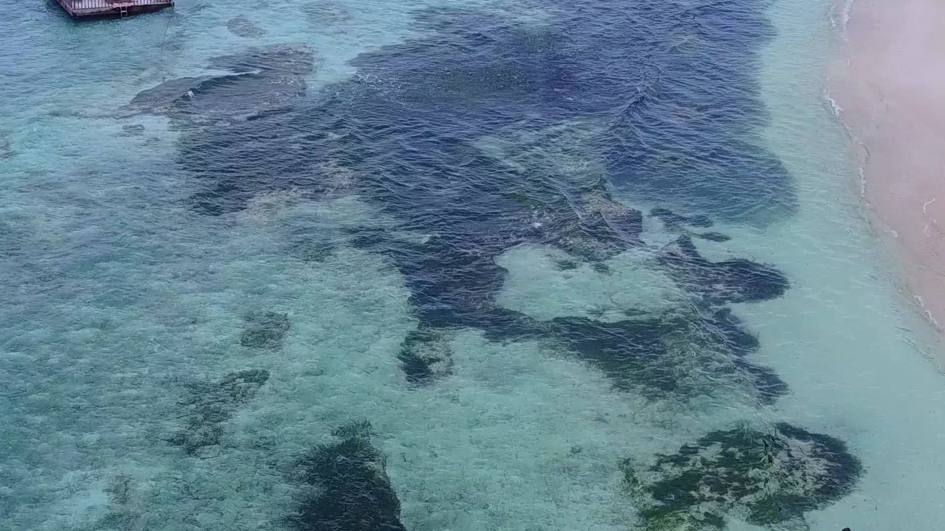天堂岛海滩假日的天空以透明水和白色沙滩为背景视频的预览图
