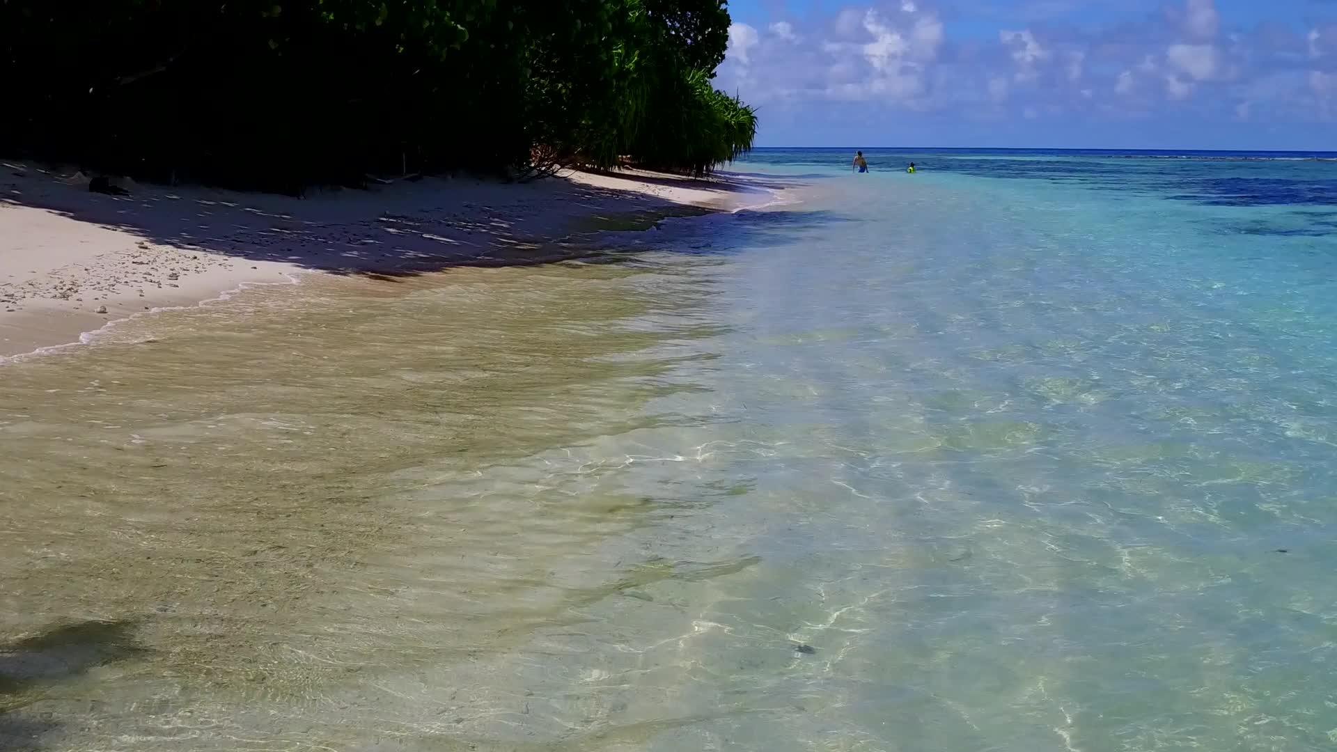 海平面蓝海以清沙为背景是完美的海岸海滩生活方式视频的预览图