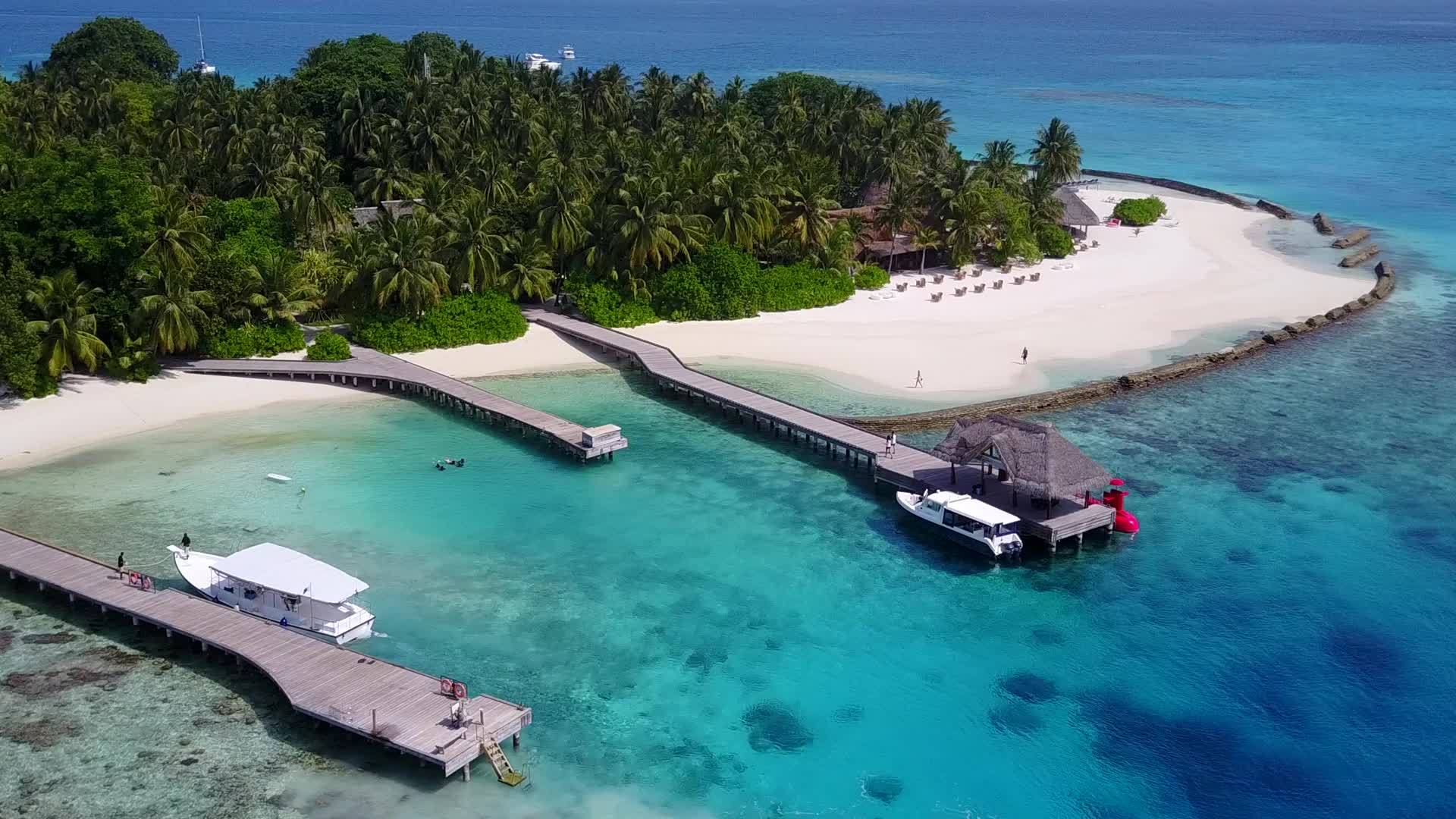 以蓝色环礁湖和白色海滩为代表的海湾海滩航程视频的预览图