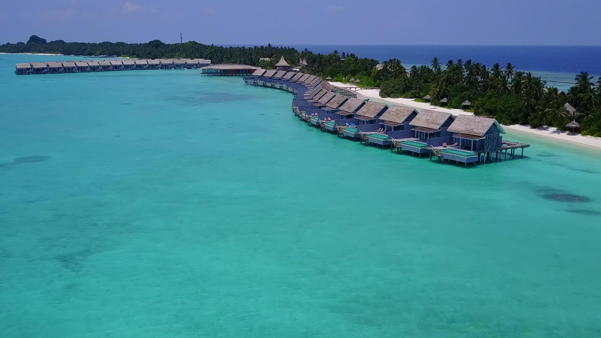 宁静的海滩探索以蓝色的绿色大海和白色的沙滩为背景以蓝色的绿色大海为生视频的预览图