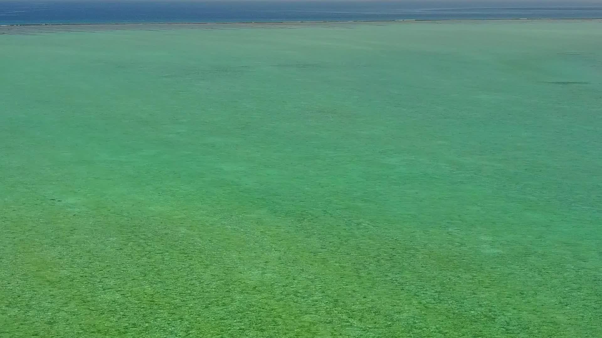 宁静度假胜地海滩以浅海为背景以明沙为背景视频的预览图