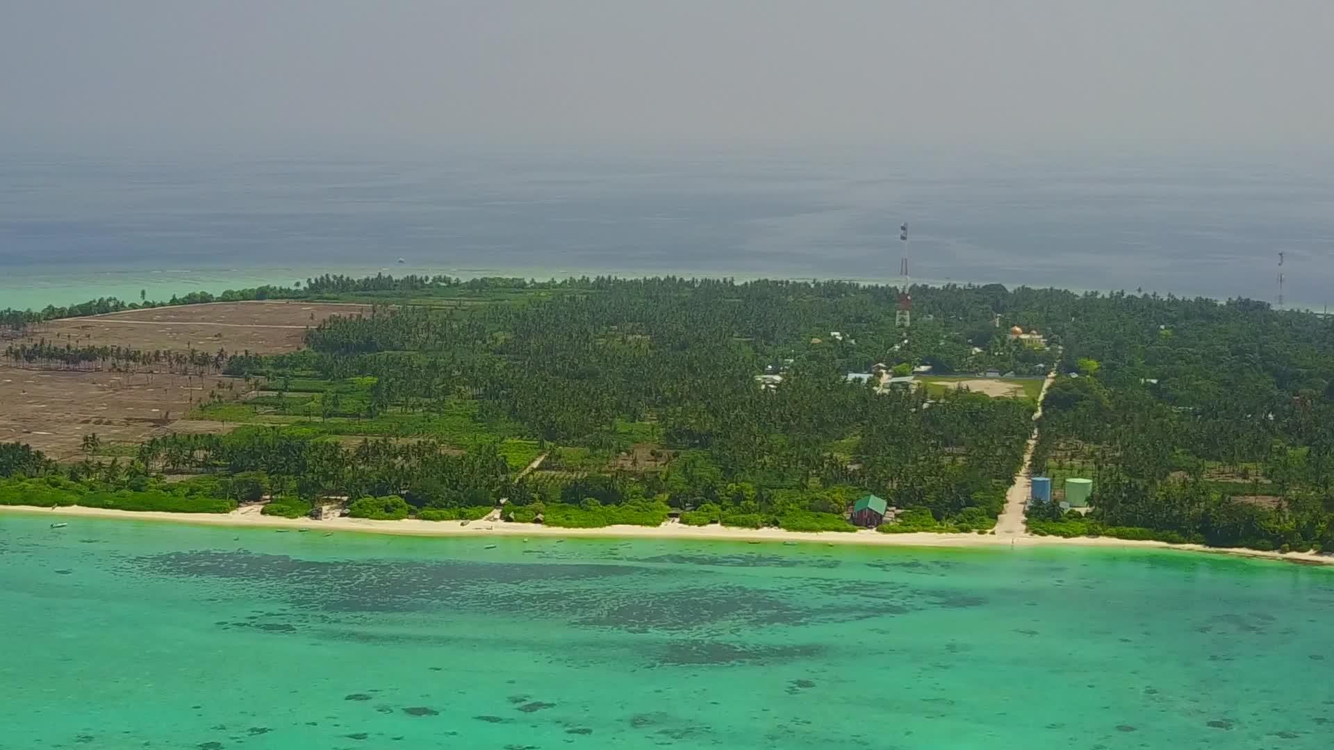 天堂岛海滩以蓝海和白沙为背景在空中抽象无人驾驶视频的预览图