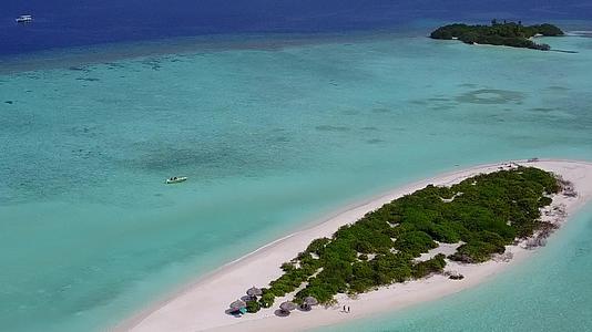 在透明的海面和白色的沙沙背景下进行海外岛屿海滩假日旅行视频的预览图