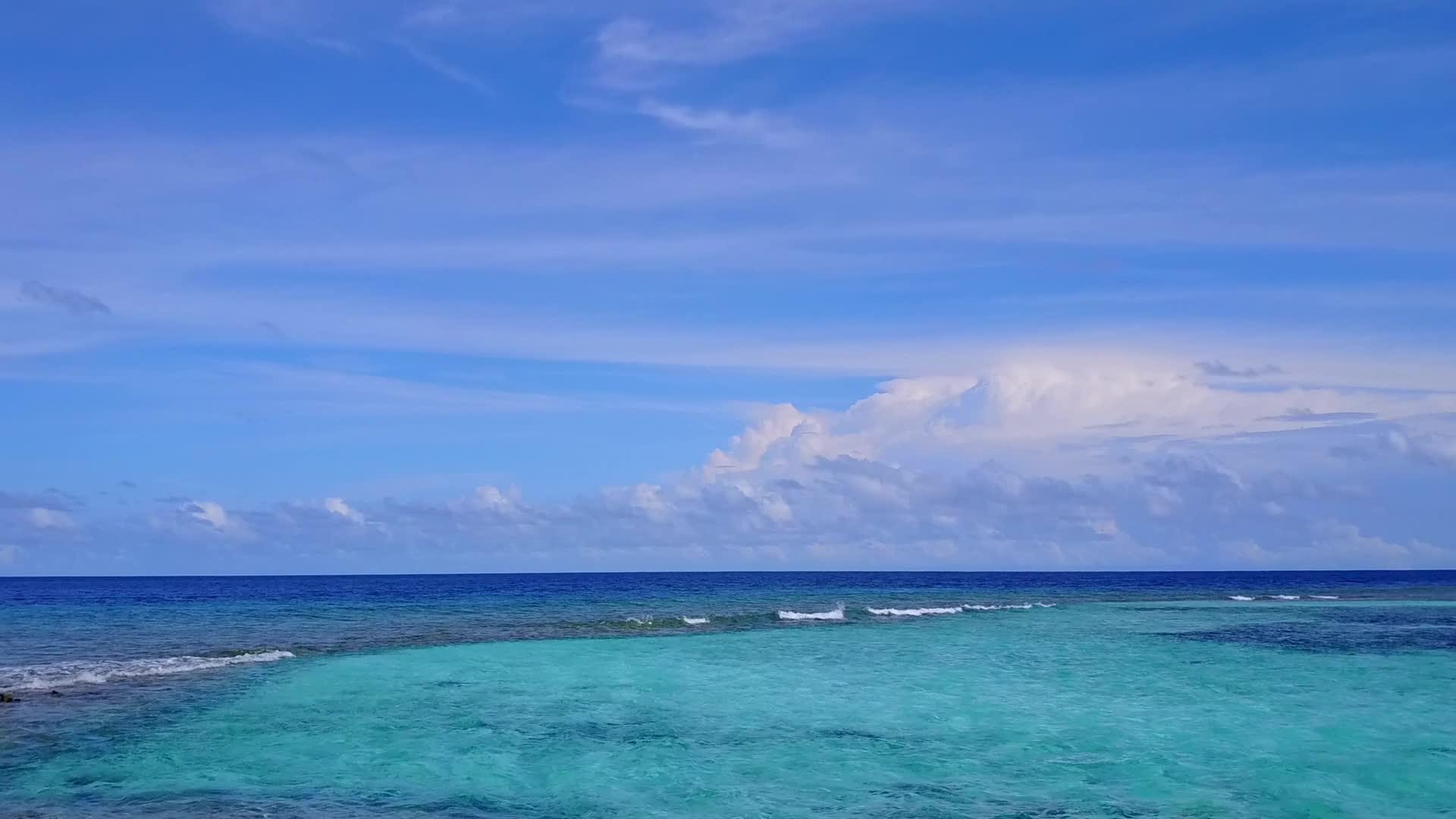 白沙背景蓝海完美度假海滩之旅视频的预览图