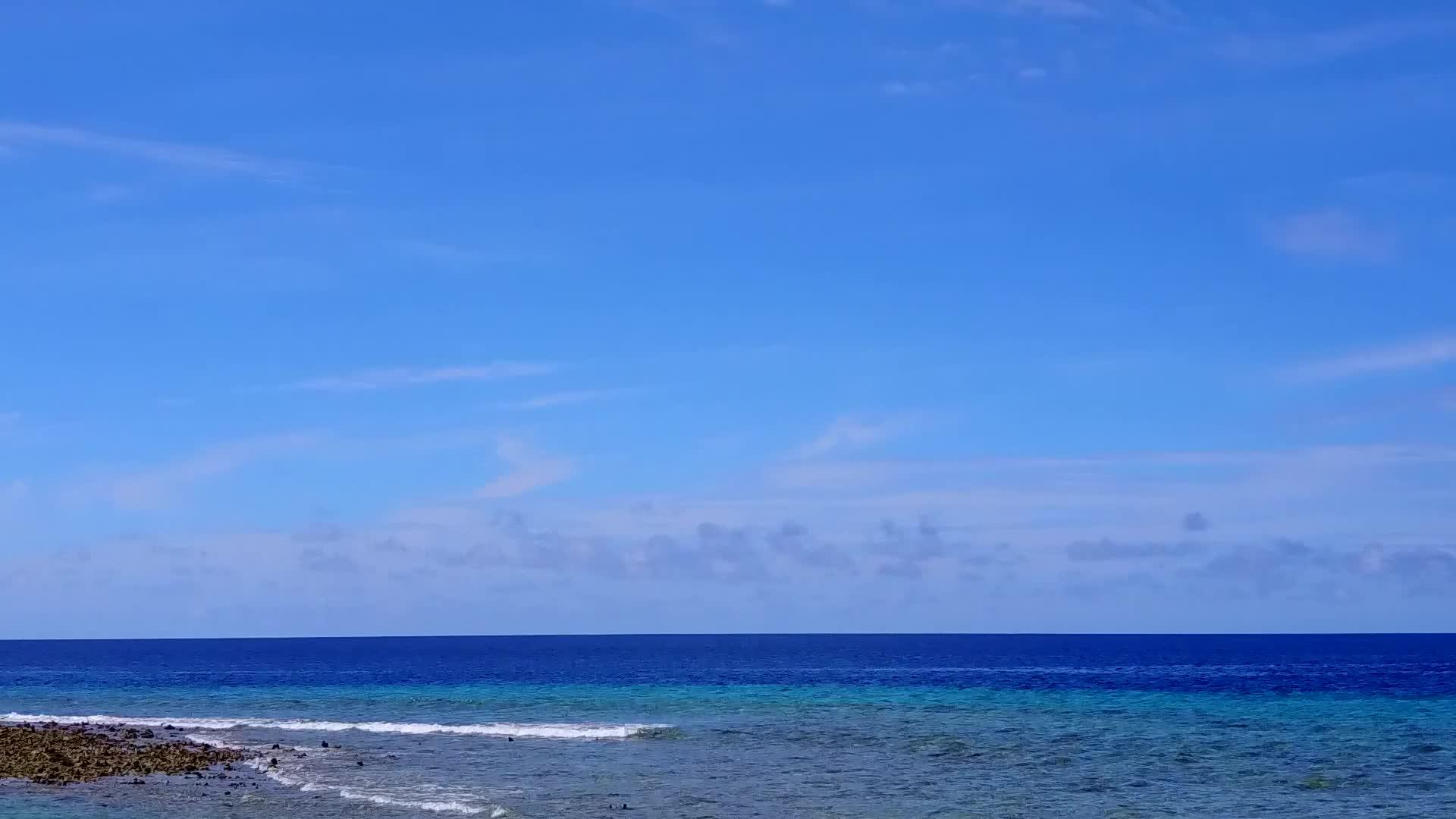 蓝绿色海洋和白色沙沙背景的天堂湾海滩冒险景观视频的预览图