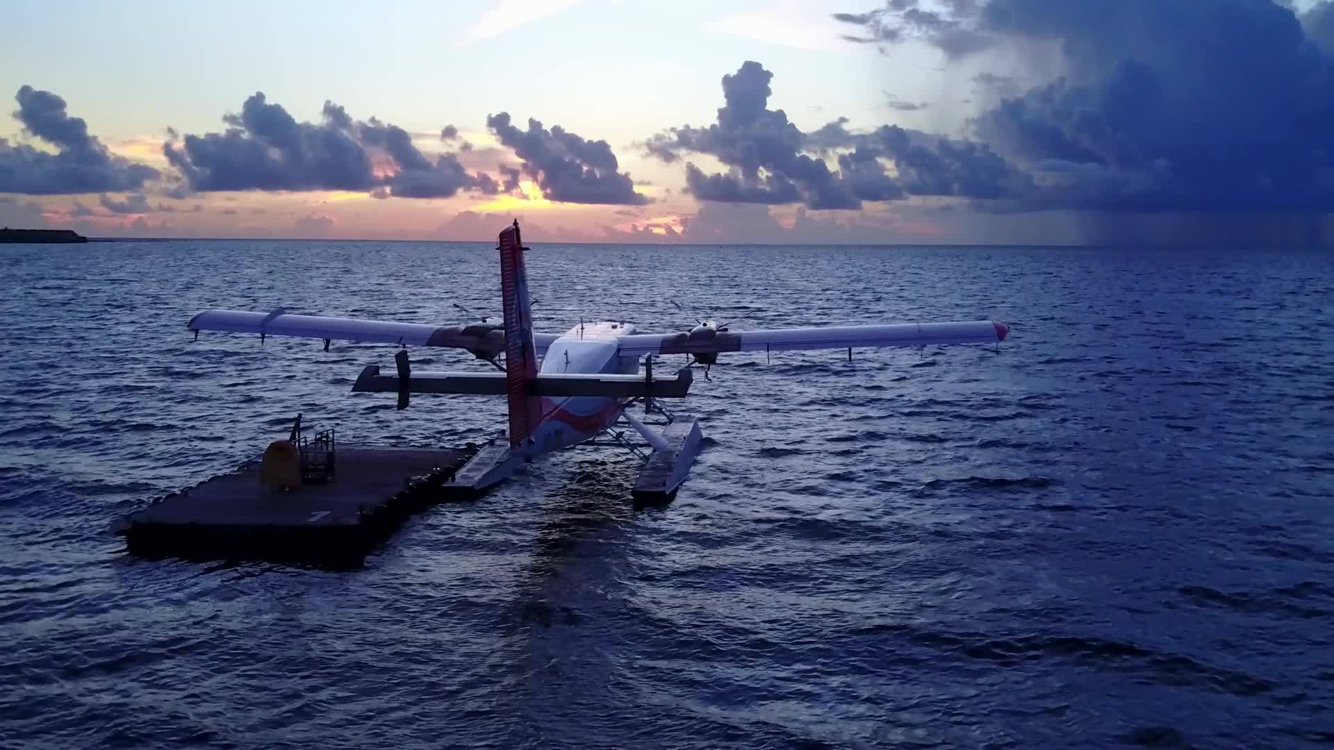 空中无人飞机景观海平面和浅沙海滩时间视频的预览图