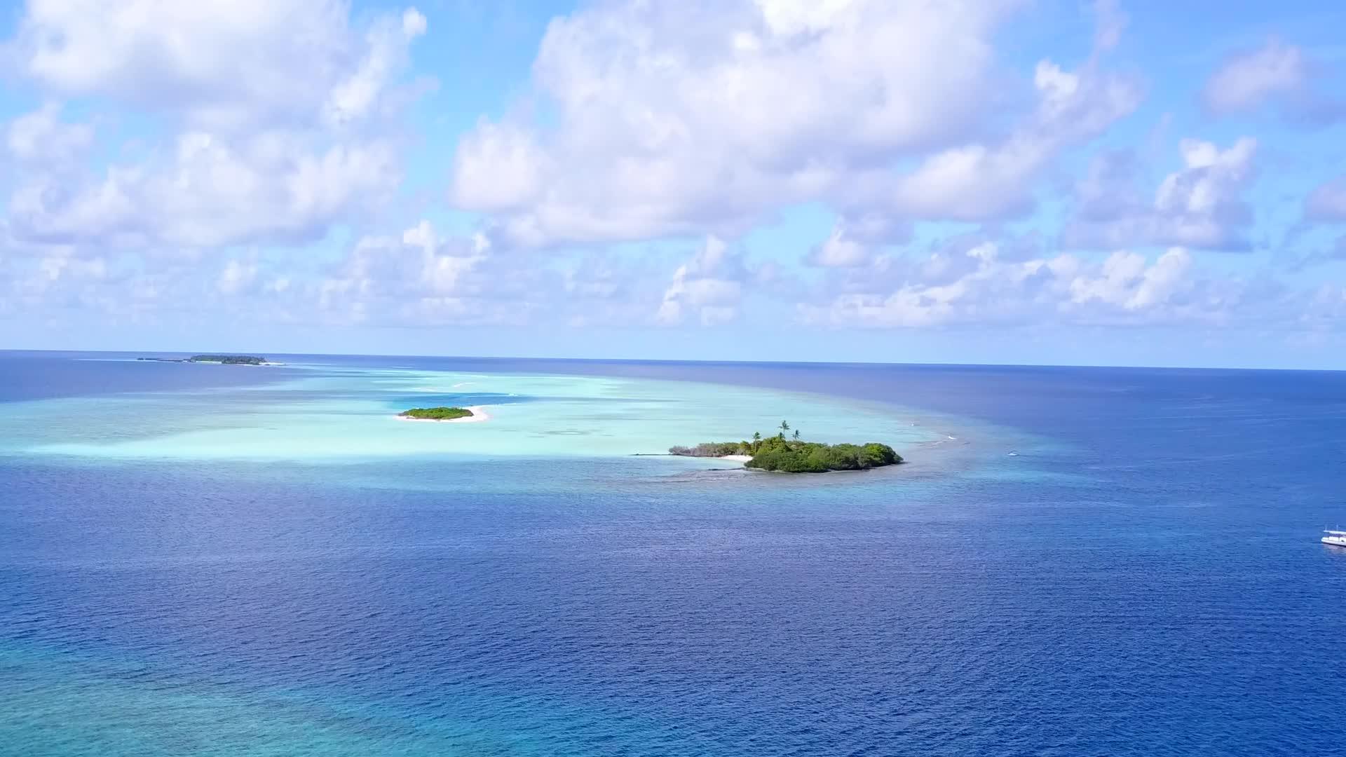 绿松石海和干净的沙质背景下热带海湾海滩时间无人机视频的预览图