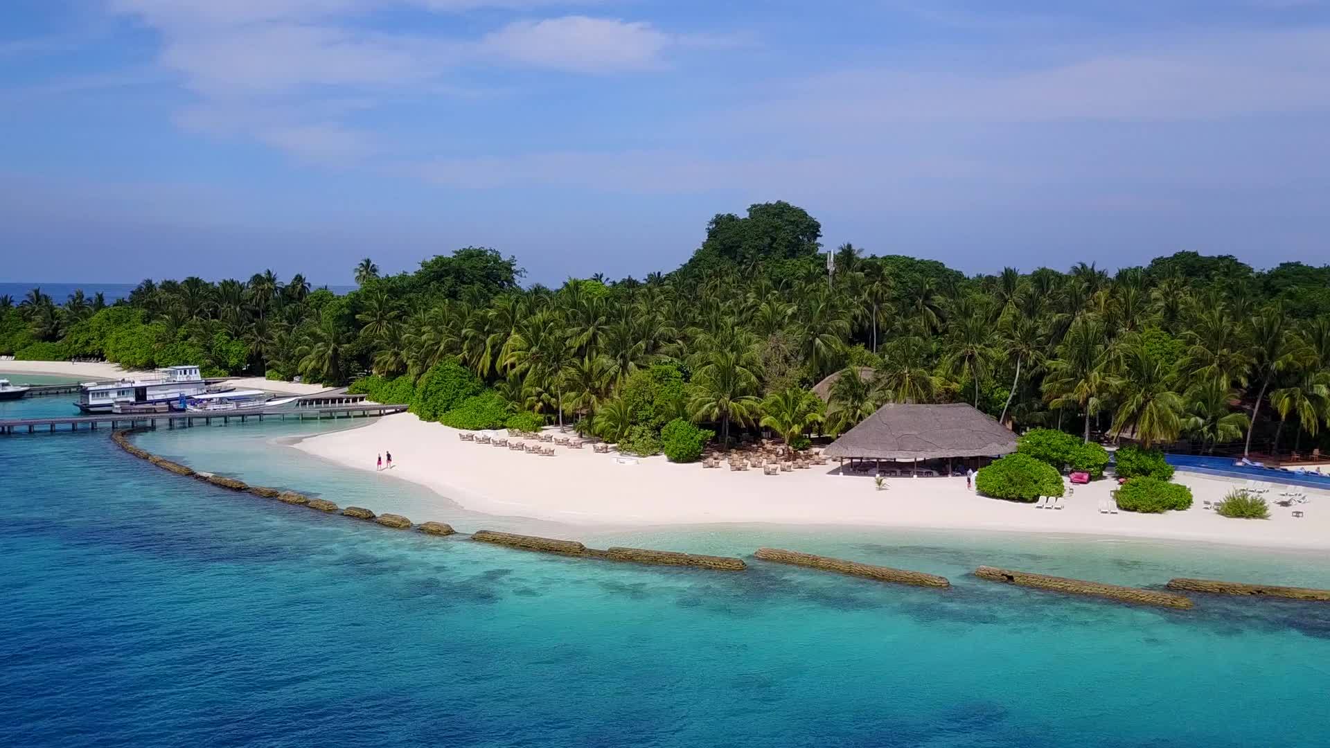 海岛海滩在蓝色、绿色、海洋和白色沙滩的背景下航行视频的预览图