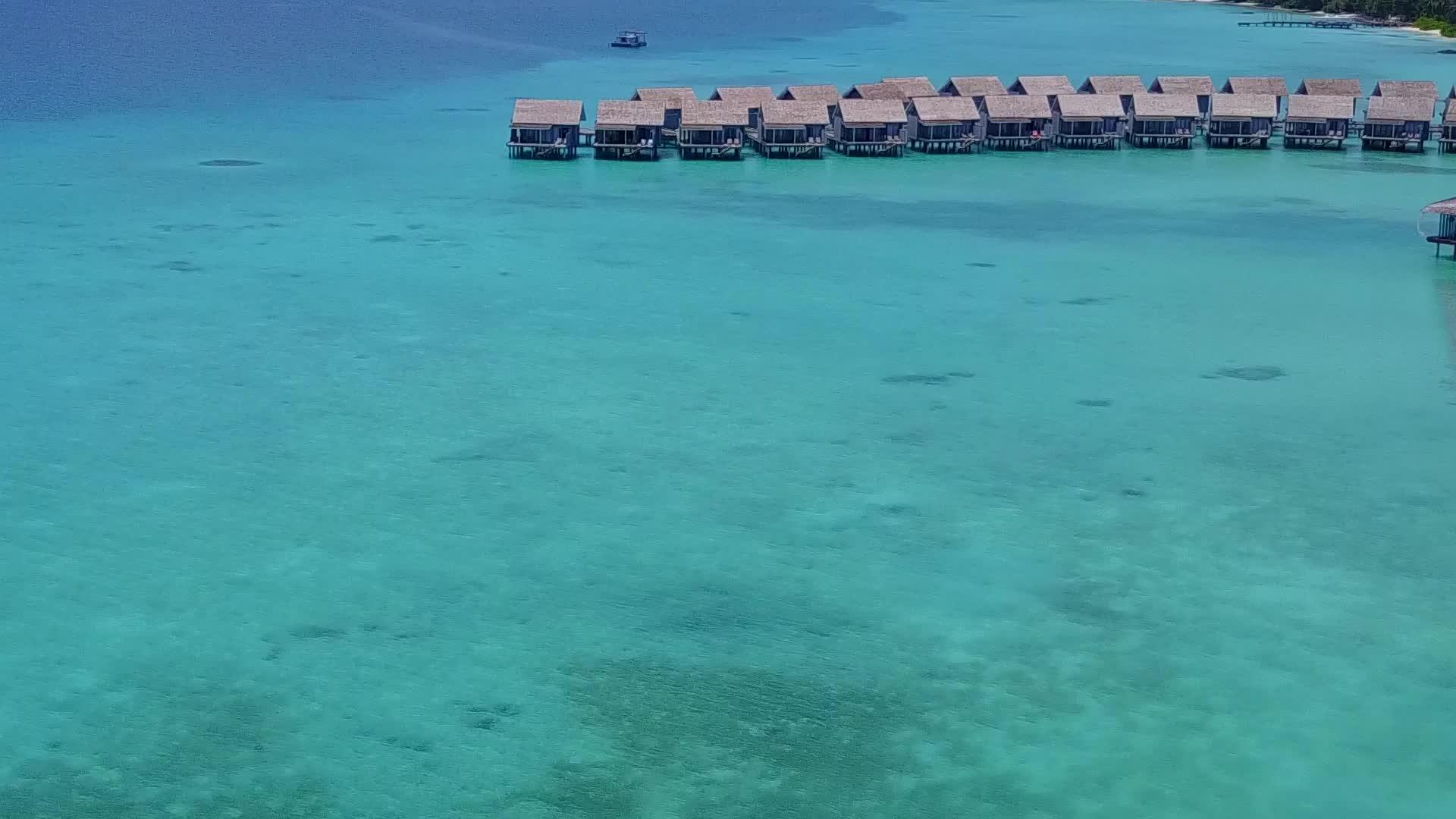 天堂海滩海滩时间的蓝海和浅沙背景视频的预览图