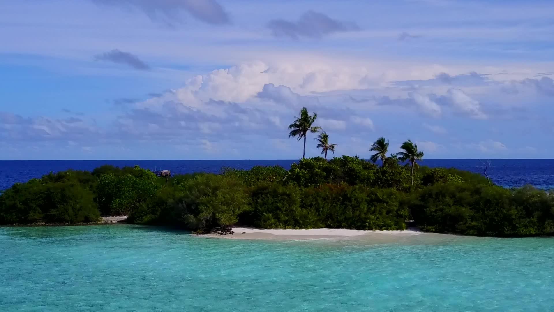 白色沙滩背景的蓝绿色海洋完美岛屿海滩之旅的空中景象视频的预览图