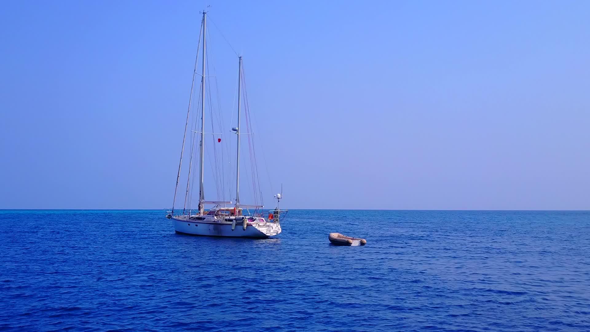 白沙背景水蓝海宁静海滩之旅视频的预览图