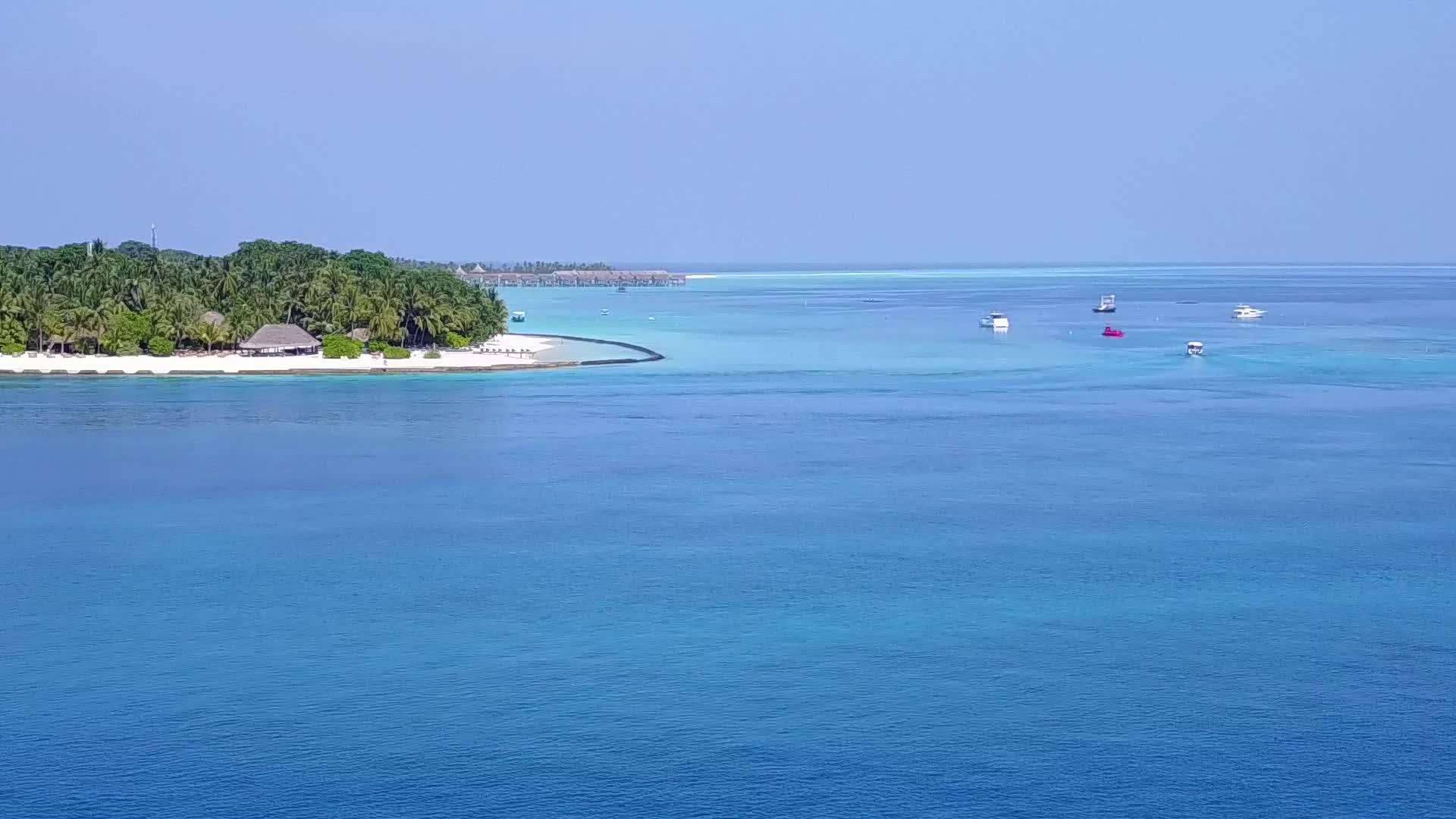 利用白沙底浅水对环礁湖海滩断层进行空中无人驾驶视频的预览图