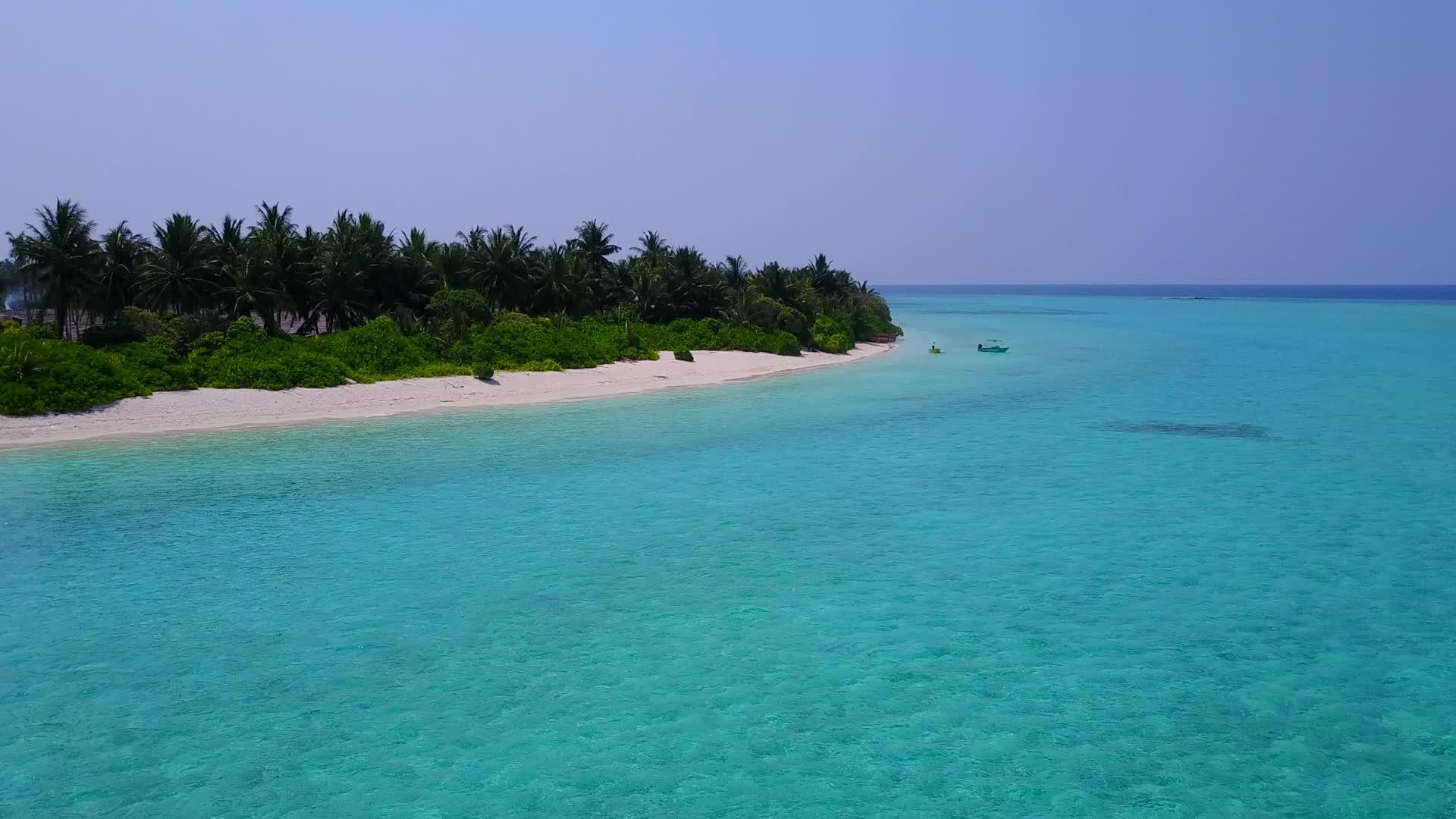 以白沙为背景的蓝色海平面以海滨度假为例视频的预览图