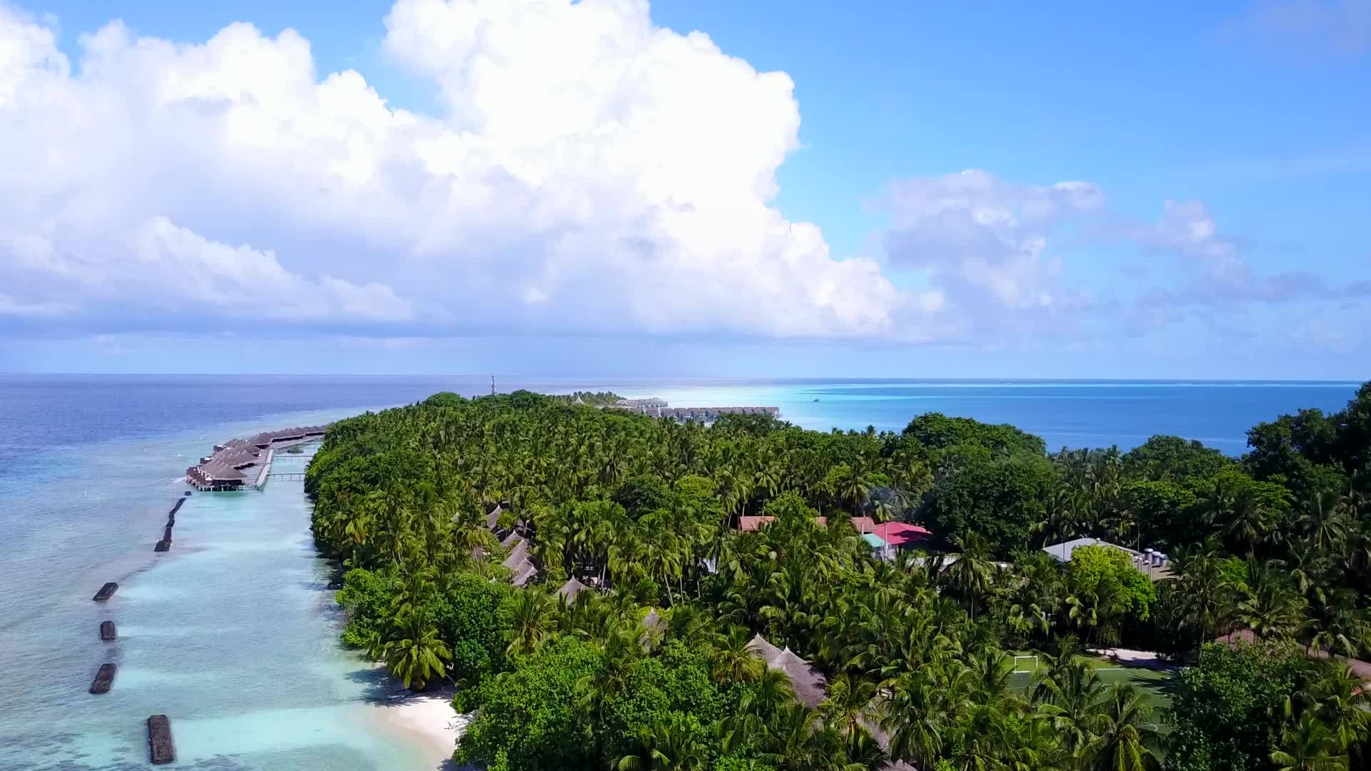 白沙背景蓝色泻湖宁静度假海滩空中旅游视频的预览图