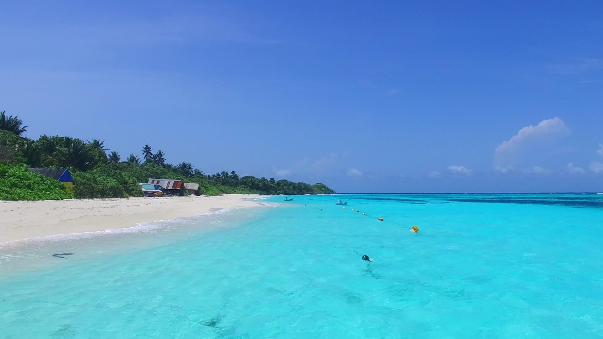 完美的度假村海滩在透明的海洋和白沙的背景下航行视频的预览图