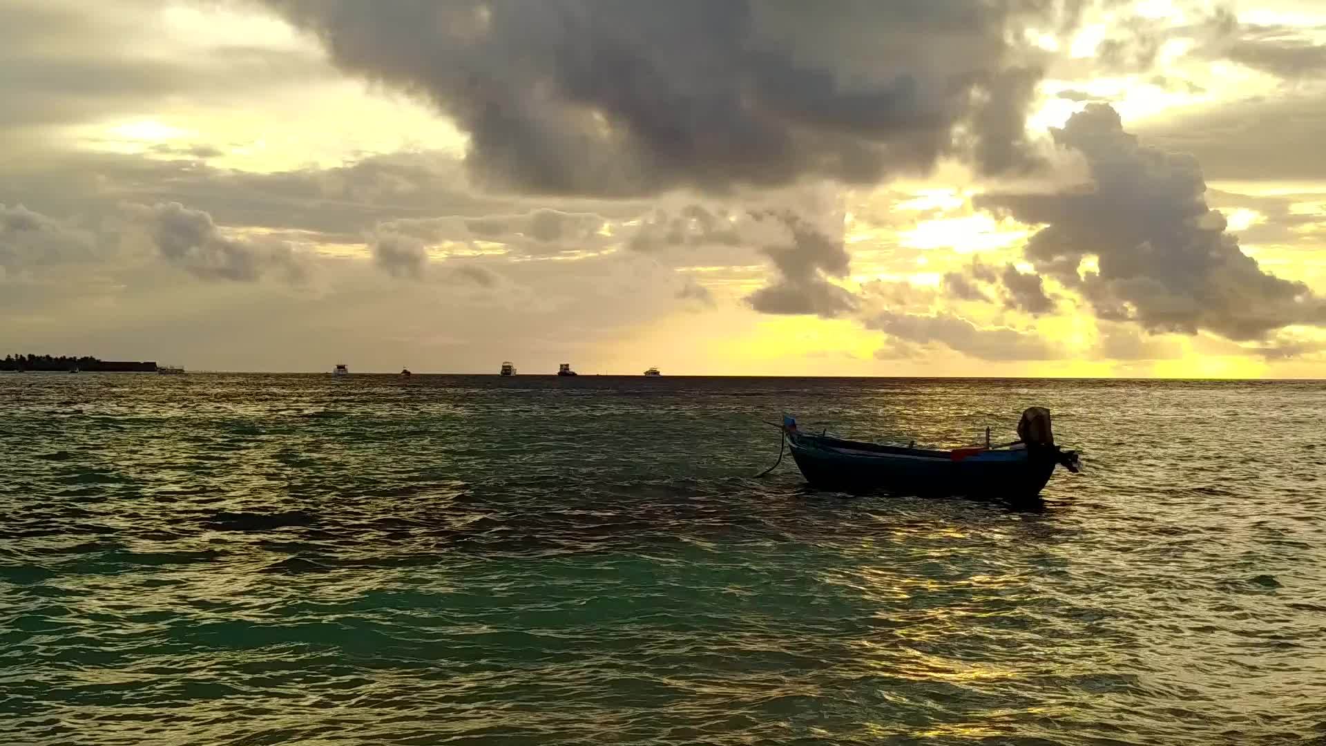 完美的蓝海和白色海滩背景的海湾海滩航行视频的预览图