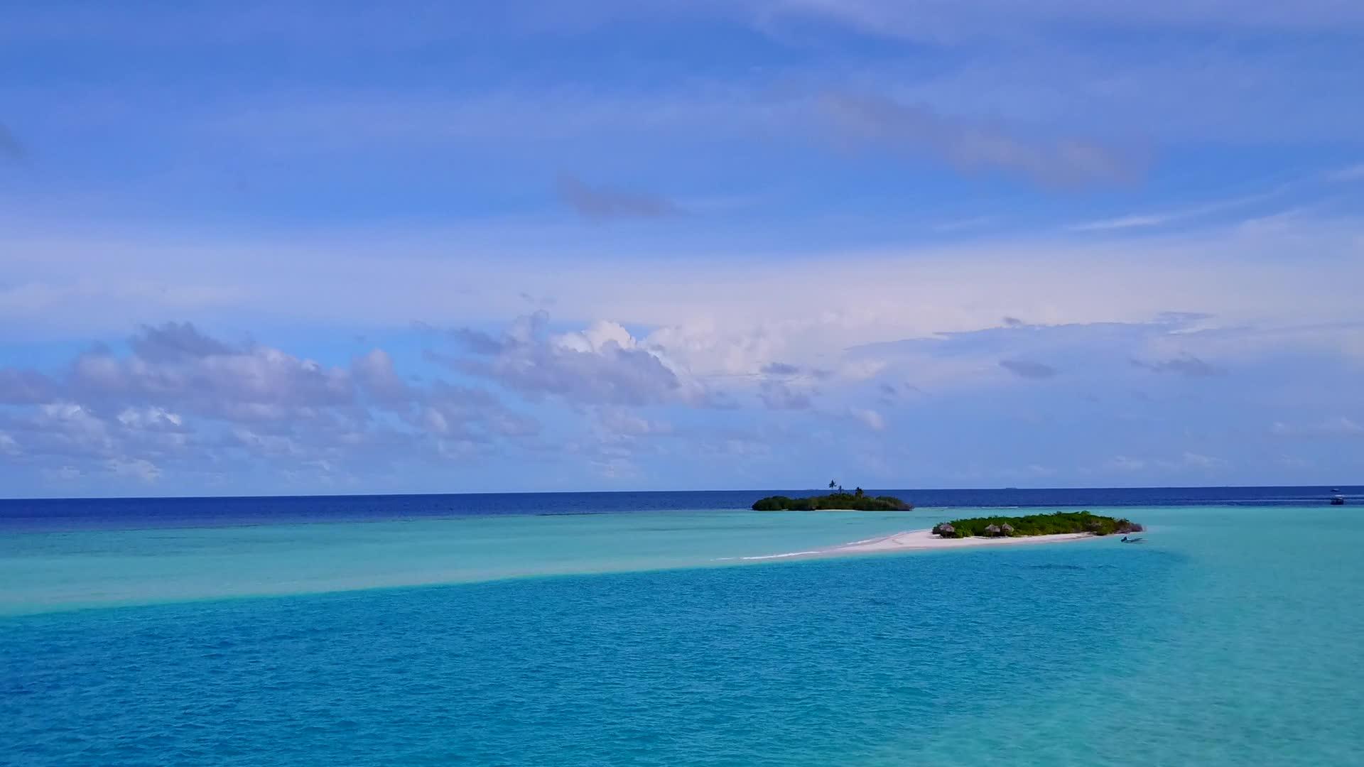 透明的大海和干净的海滩背景下的外国度假海滩之旅视频的预览图