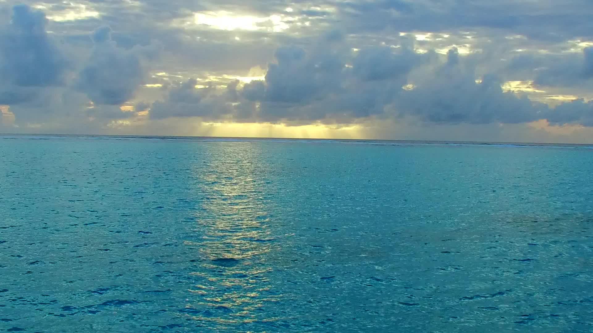 豪华海滨沙滩航行无人机旅行背景下的透明海白沙视频的预览图