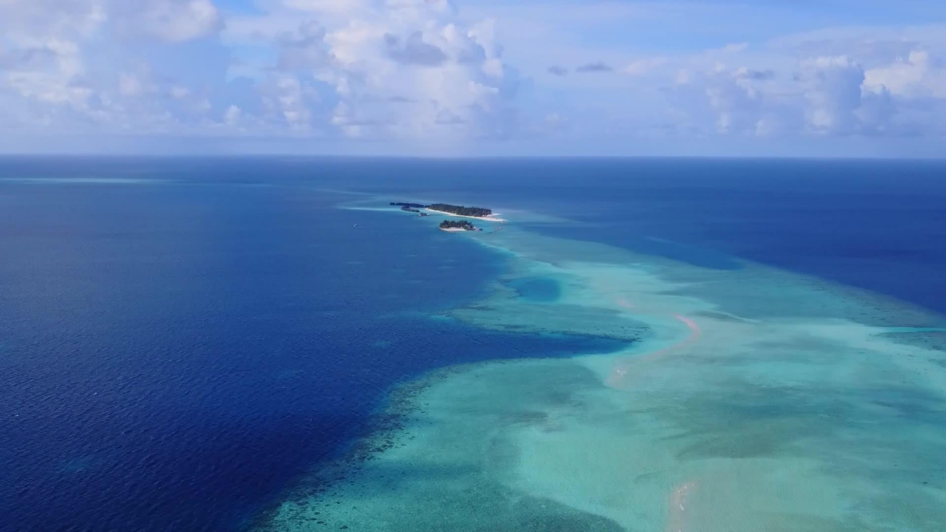 海滨海滩冒险无人机全景在浅海和白沙的背景下视频的预览图