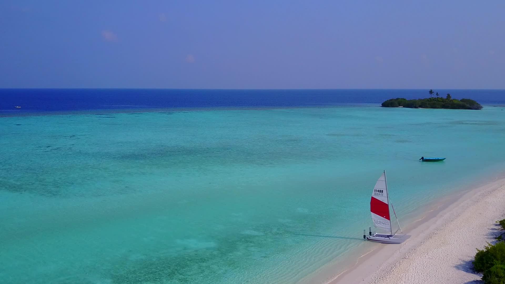 蓝色海滨海滩以白色沙底蓝海为目的地具有自然飞行的特点视频的预览图
