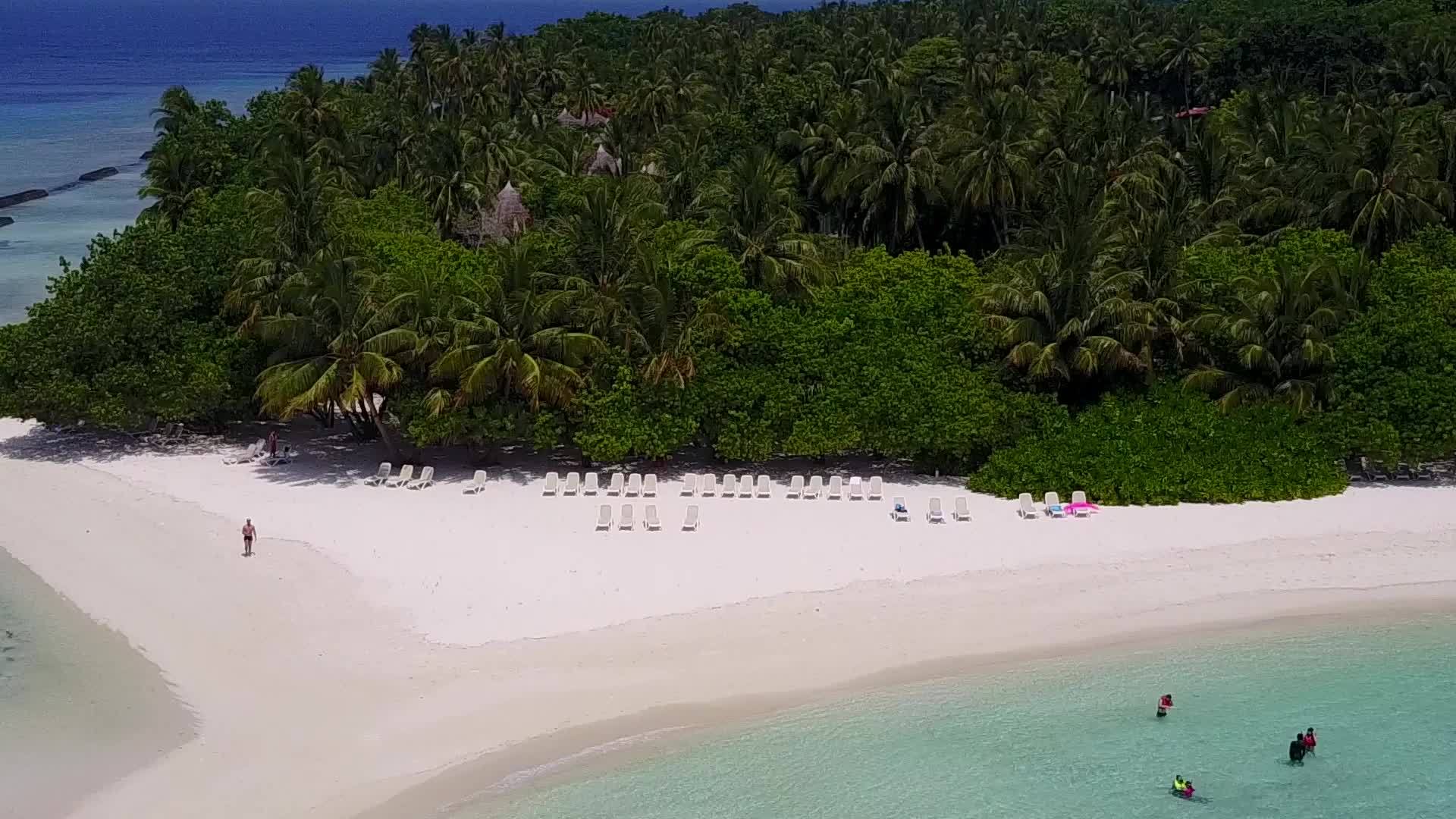 热带度假胜地海滩旅游热带无人驾驶飞机性质浅海视频的预览图