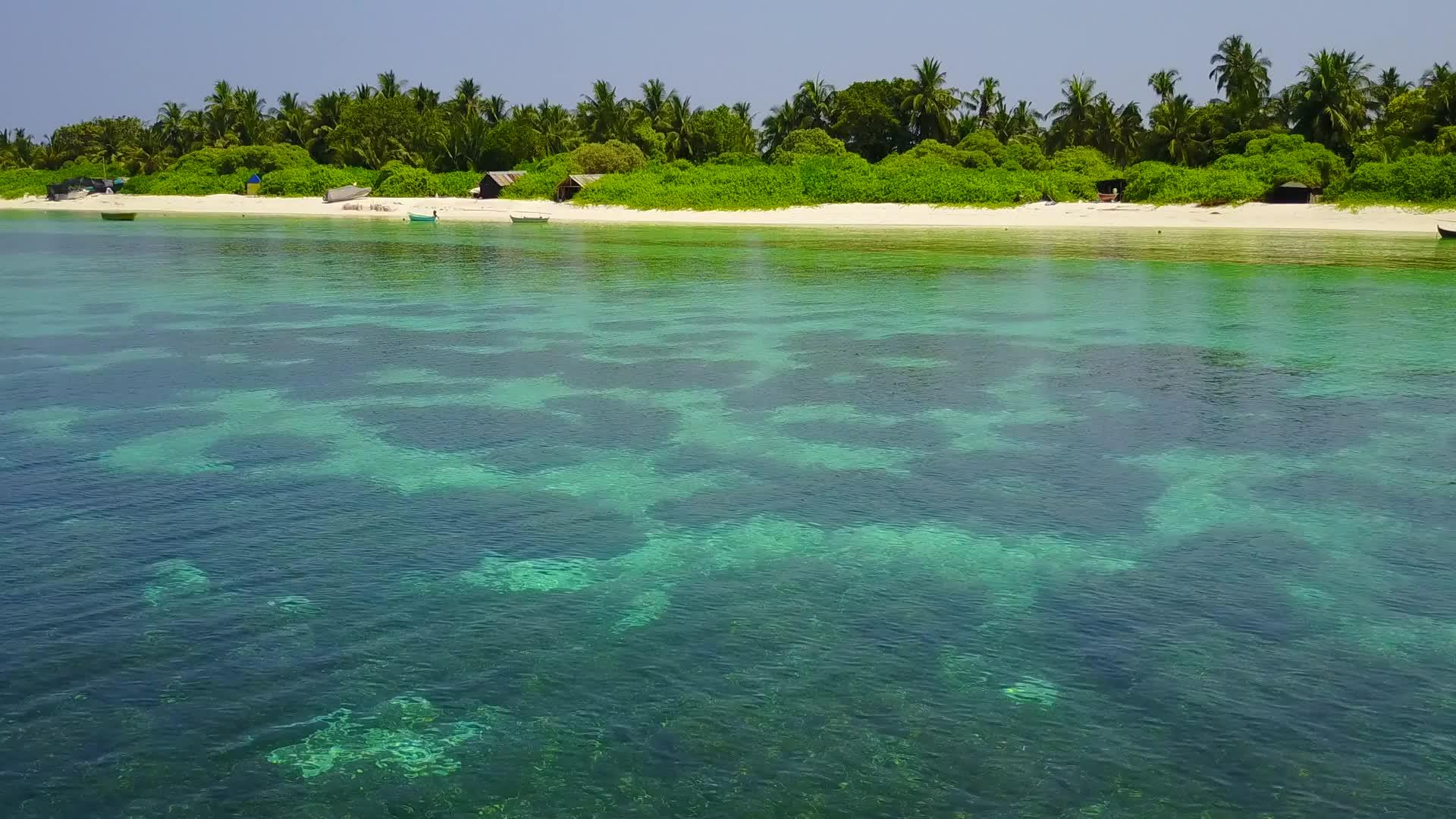 以蓝海和白色沙滩为背景计算热带海岸海滩时间的无人驾驶飞行视频的预览图