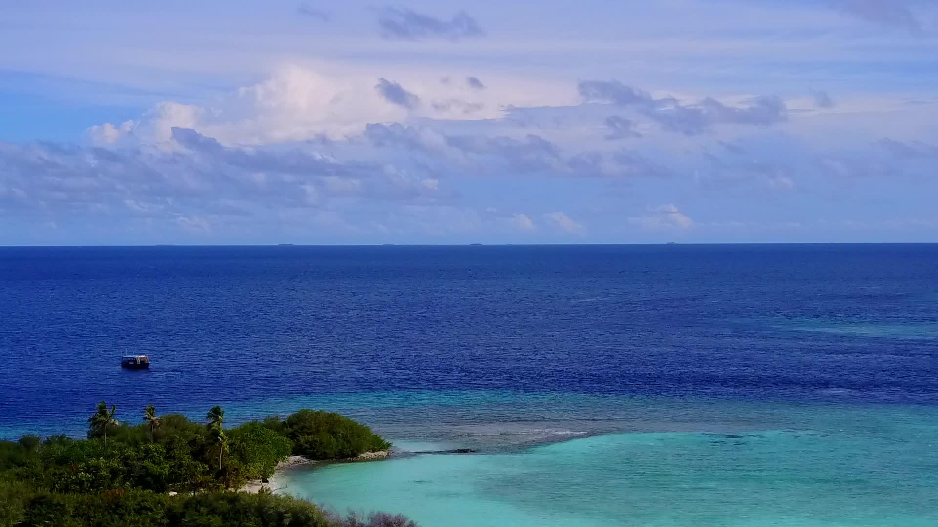 蓝色海洋和白色沙底蓝海的海上观赏海滩视频的预览图