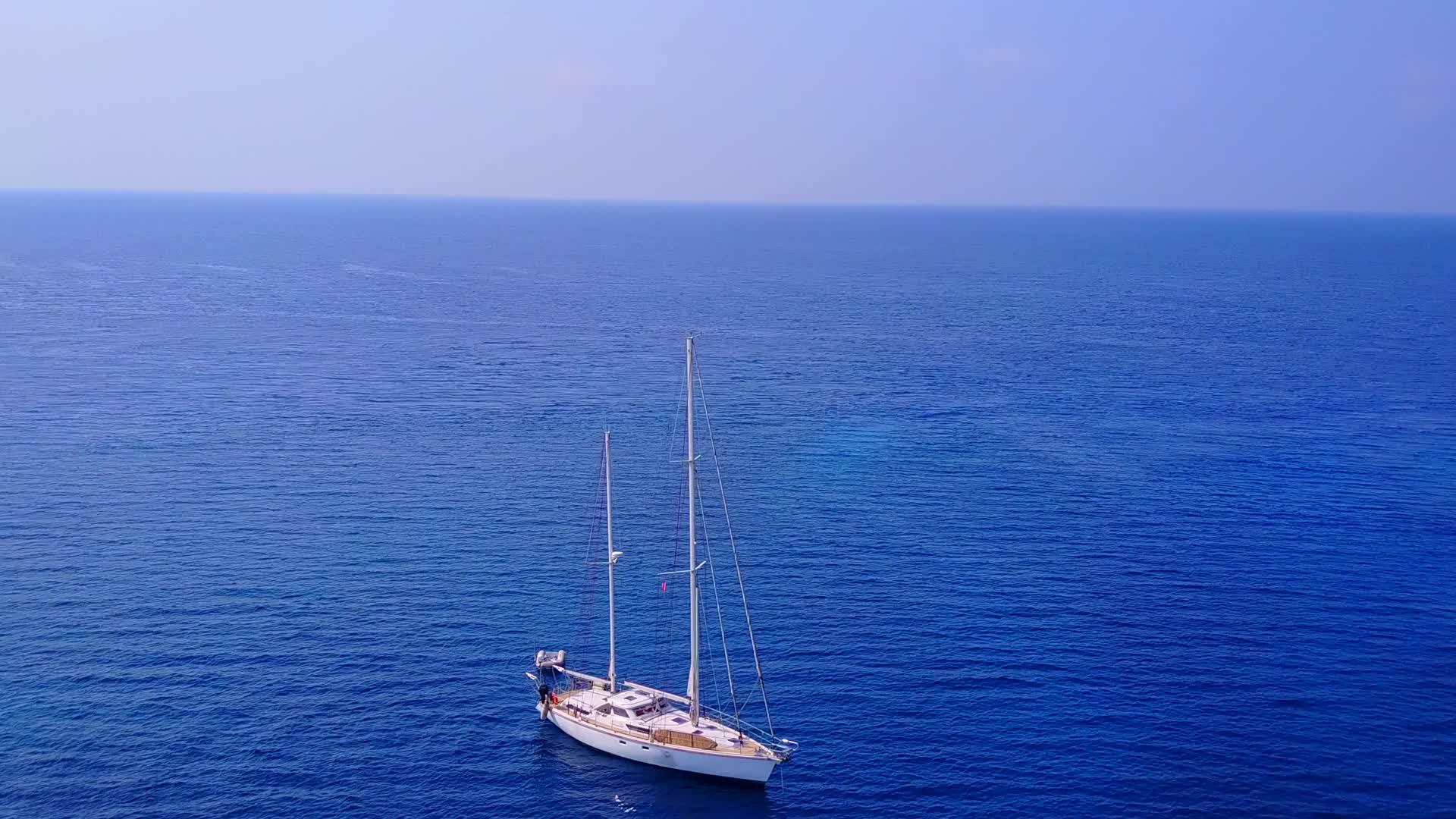 蓝绿色的海洋和白色的沙沙背景天堂湾海滩的海洋视频的预览图