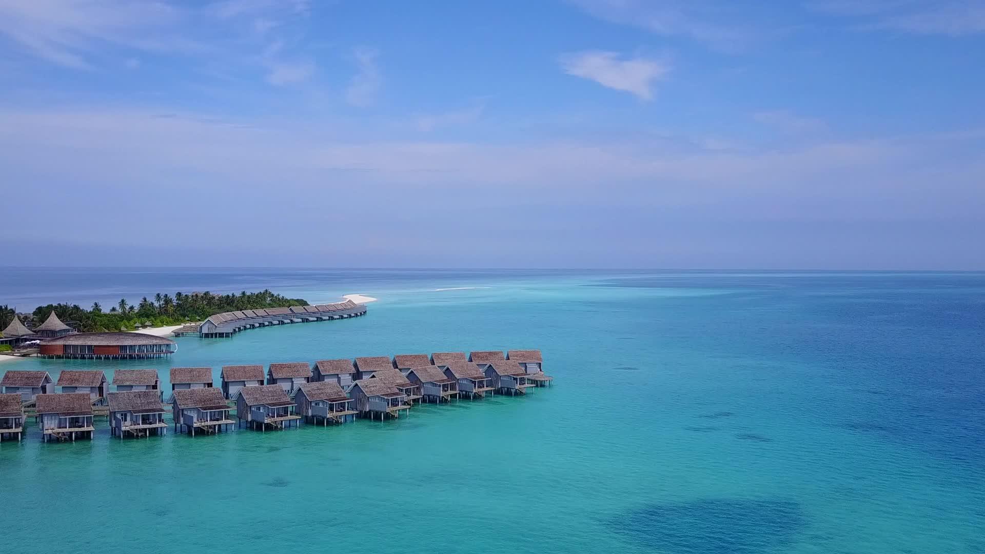 蓝海和白沙背景海洋环礁湖海滩度假视频的预览图