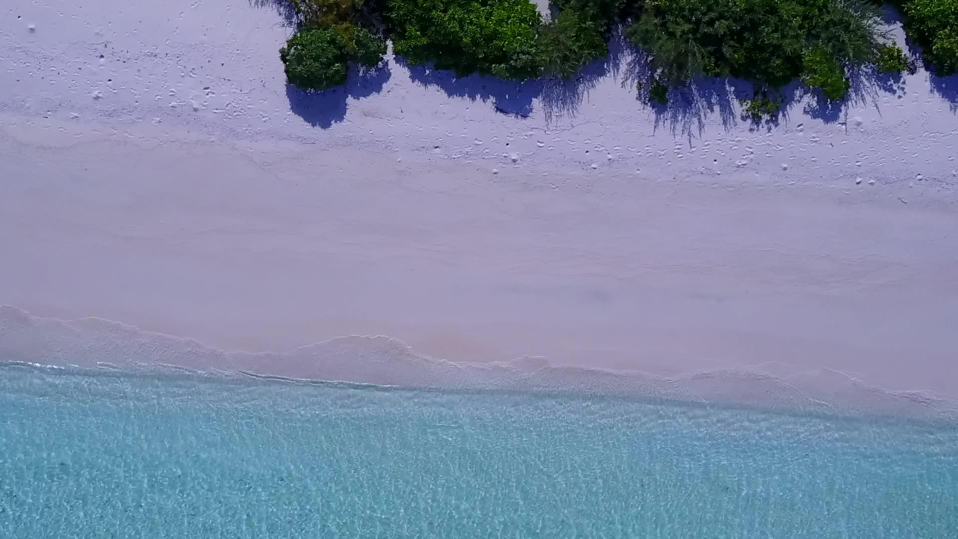 海上环礁湖海滩以蓝绿色海洋和白沙为背景在海面上航行视频的预览图