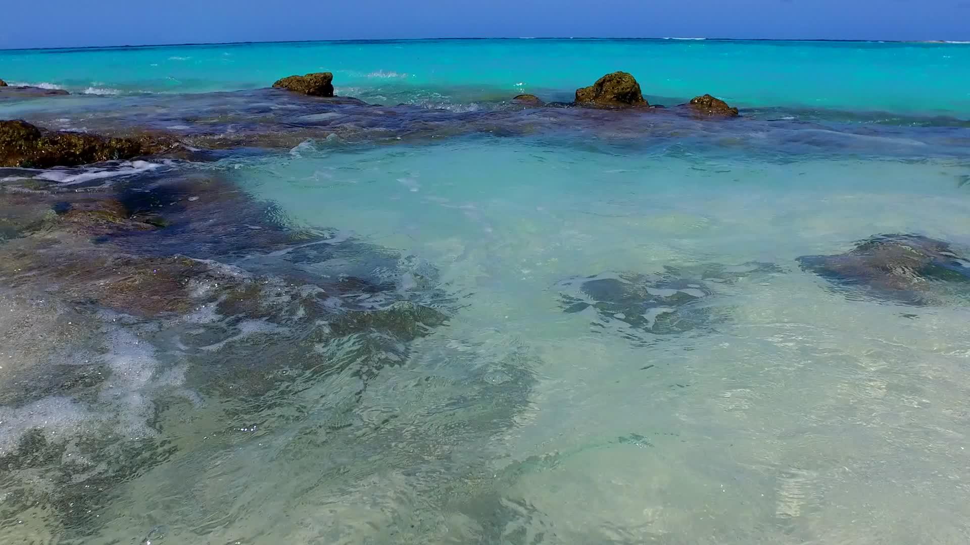 平缓的海岸海滩生活方式以蓝水和浅沙为背景视频的预览图