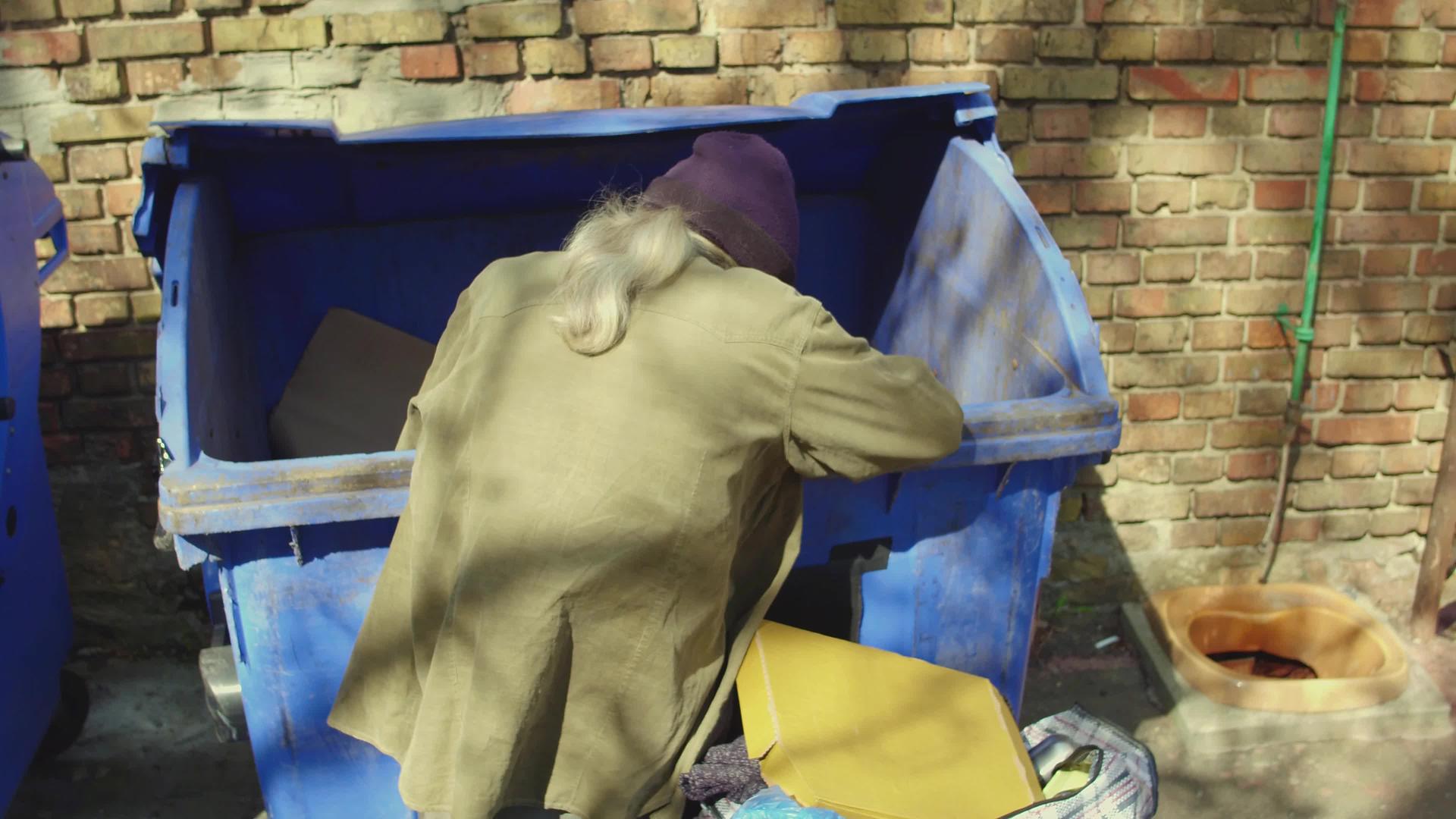 寻找回收老无家可归男子的食物和包装视频的预览图