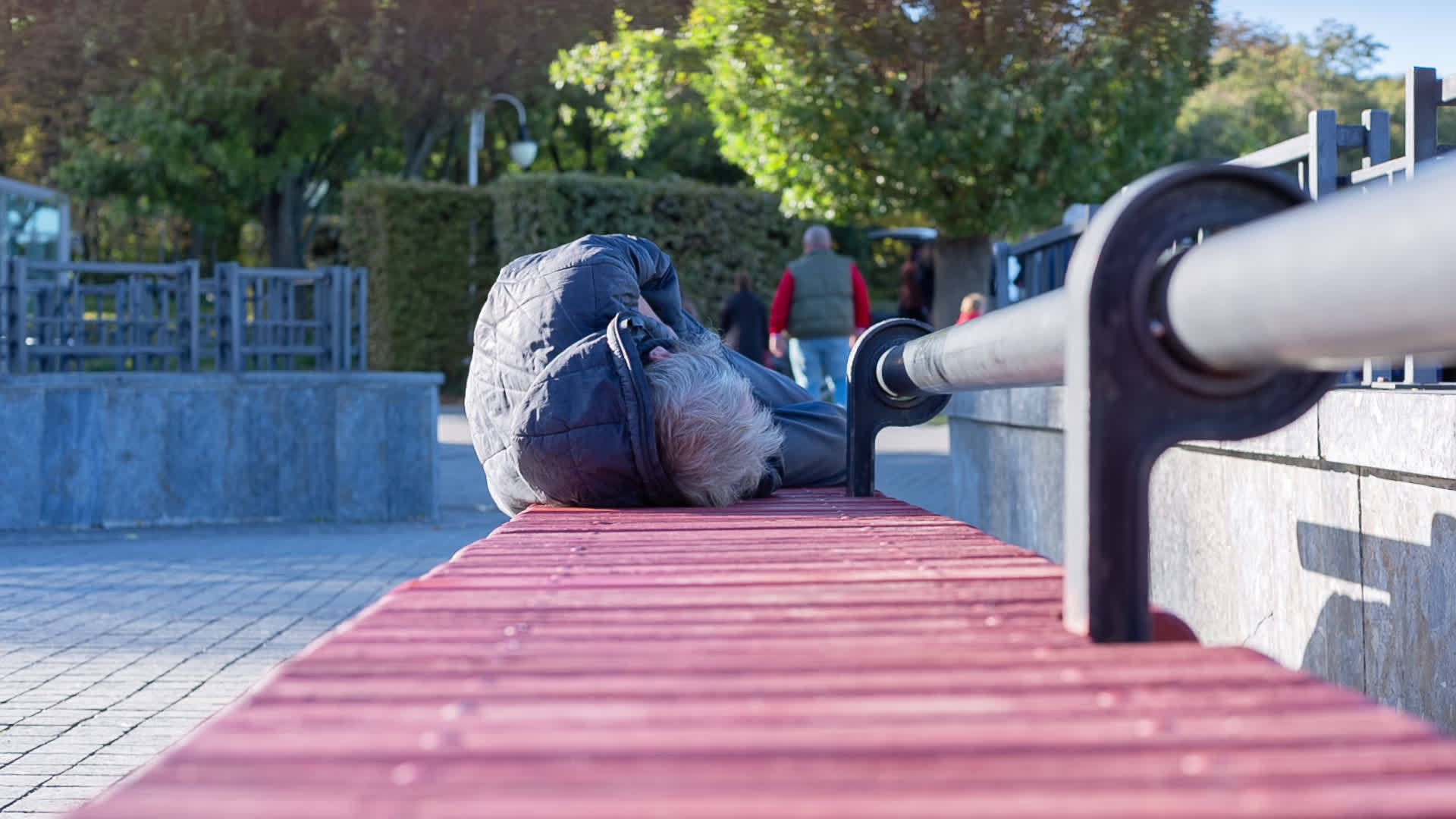 穷人躺在城市公园的长椅上视频的预览图