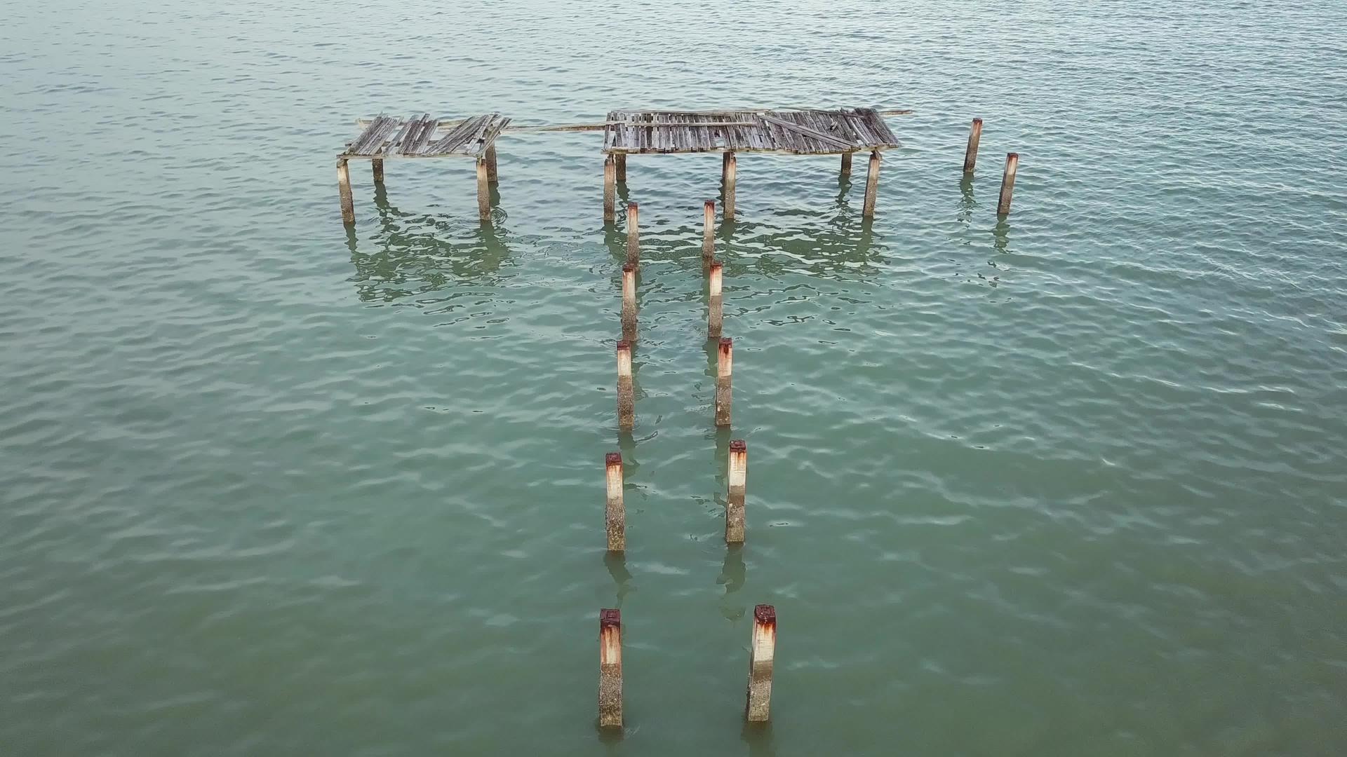 向海上断裂的木桥移动视频的预览图