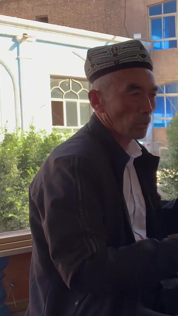 拍摄新疆喀什古城百年老茶馆民族乐器表演视频集合视频的预览图