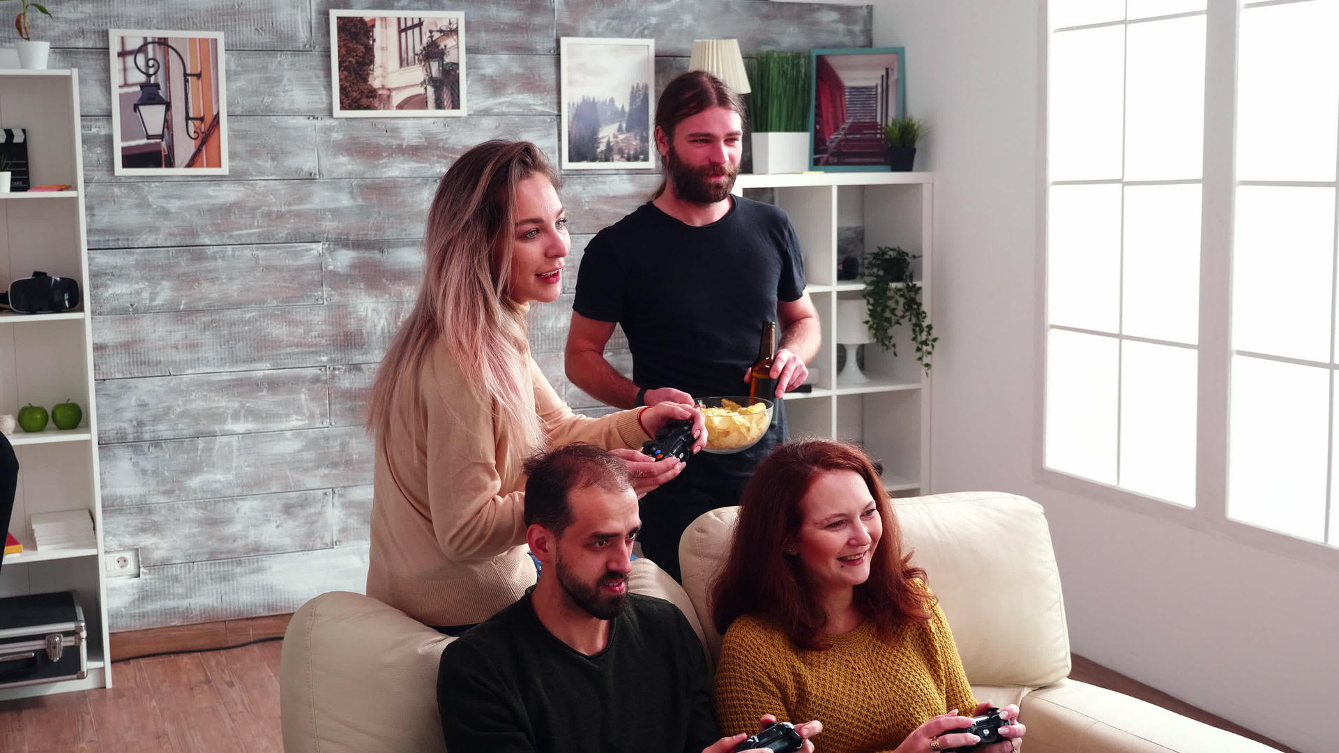 两名年轻女性在网上玩电子游戏视频的预览图