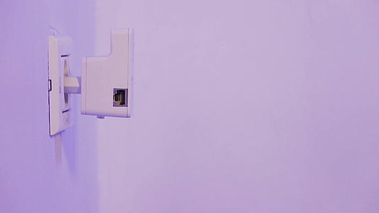 将wifi中继器插入墙上的电动插座视频的预览图