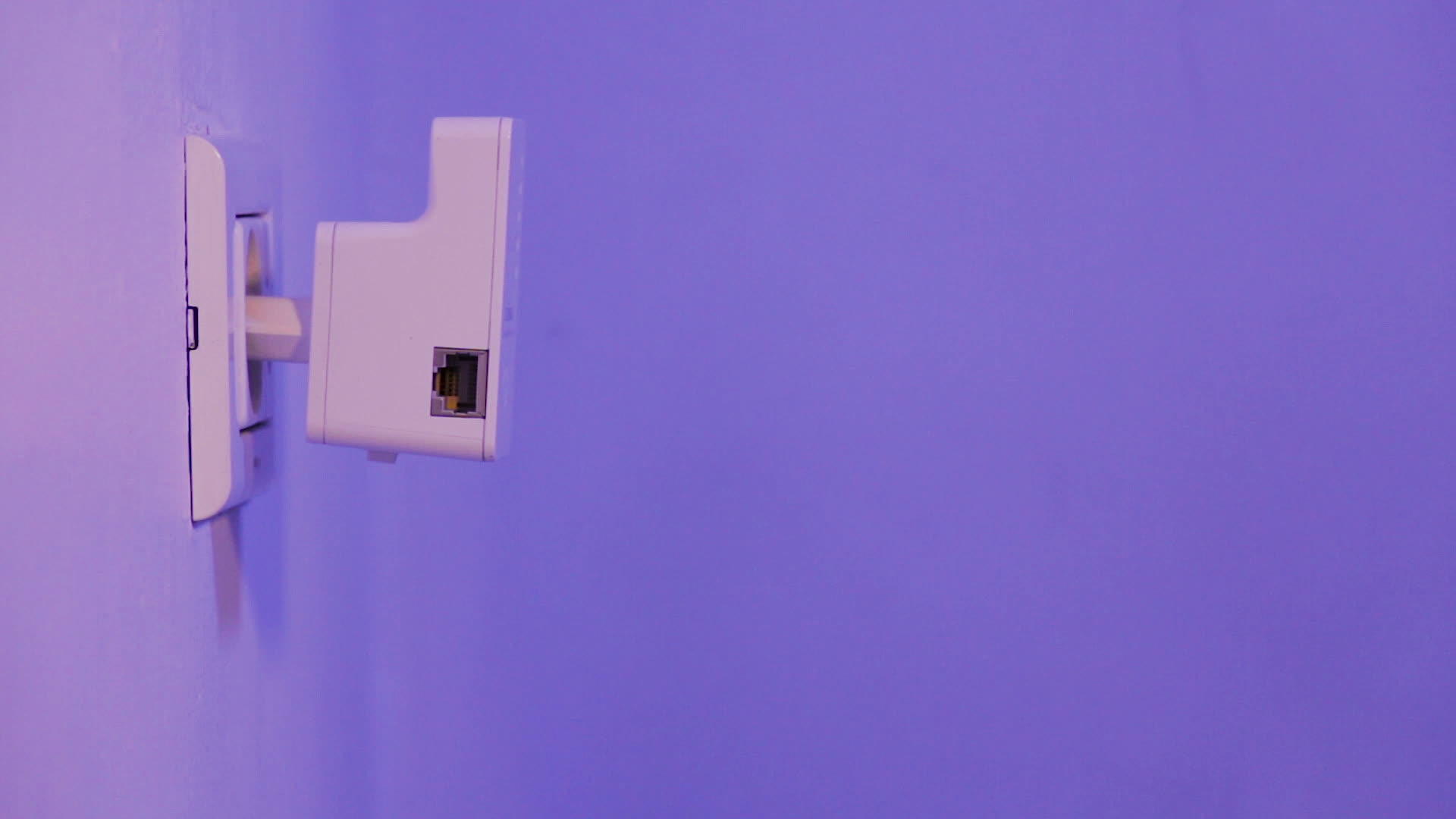 墙上电动插座wifi中继器视频的预览图