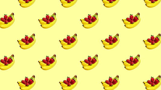 新鲜香蕉和草莓的黄色背景视频的预览图