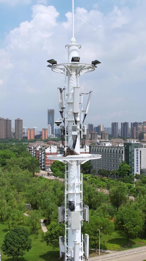 航拍城市蓝天白云晴天天空街头无线信号电信5G接收器信号塔数码科技素材视频的预览图