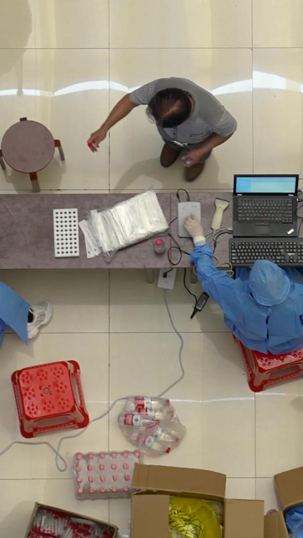 疫情期间医院大厅核酸检测的医护人员民生素材视频的预览图