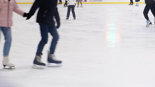 冬天室内溜冰场滑冰运动视频的预览图