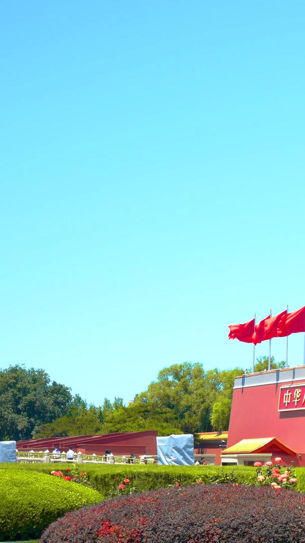北京天安门城楼阳光明媚蓝天红旗飘扬视频的预览图