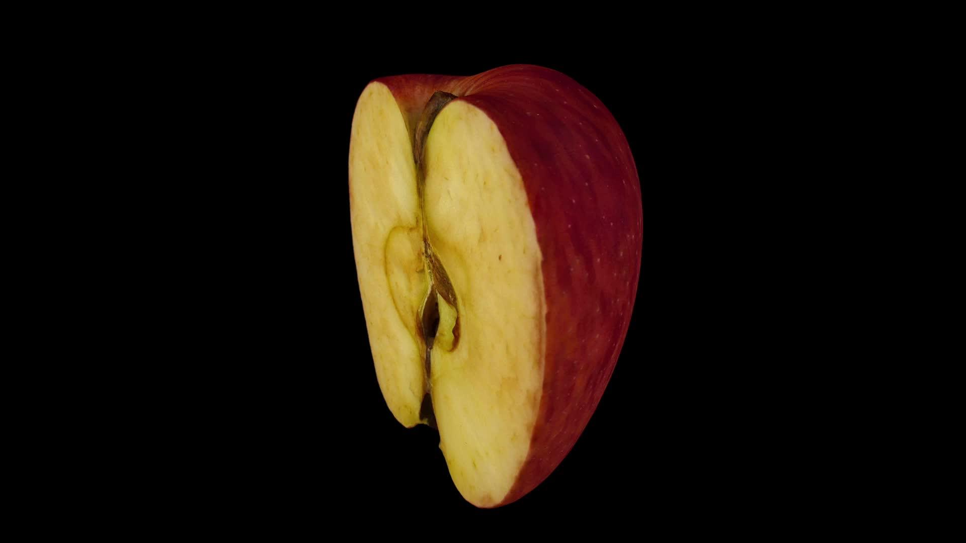 在黑色背景05a旋转半个红苹果视频的预览图